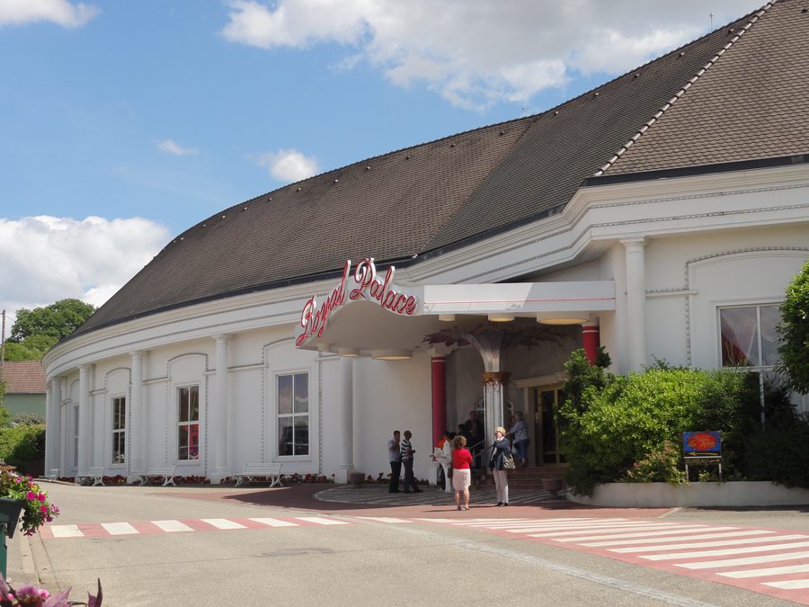 Außenansicht des Royal Palace in Kirrwiller im Elsass