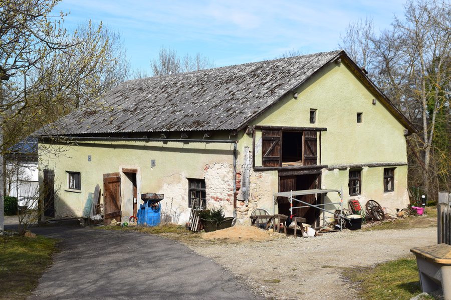 Ehemalige Dorfschmiede in Wildenstein mit Satteldach und Fachwerkdetails