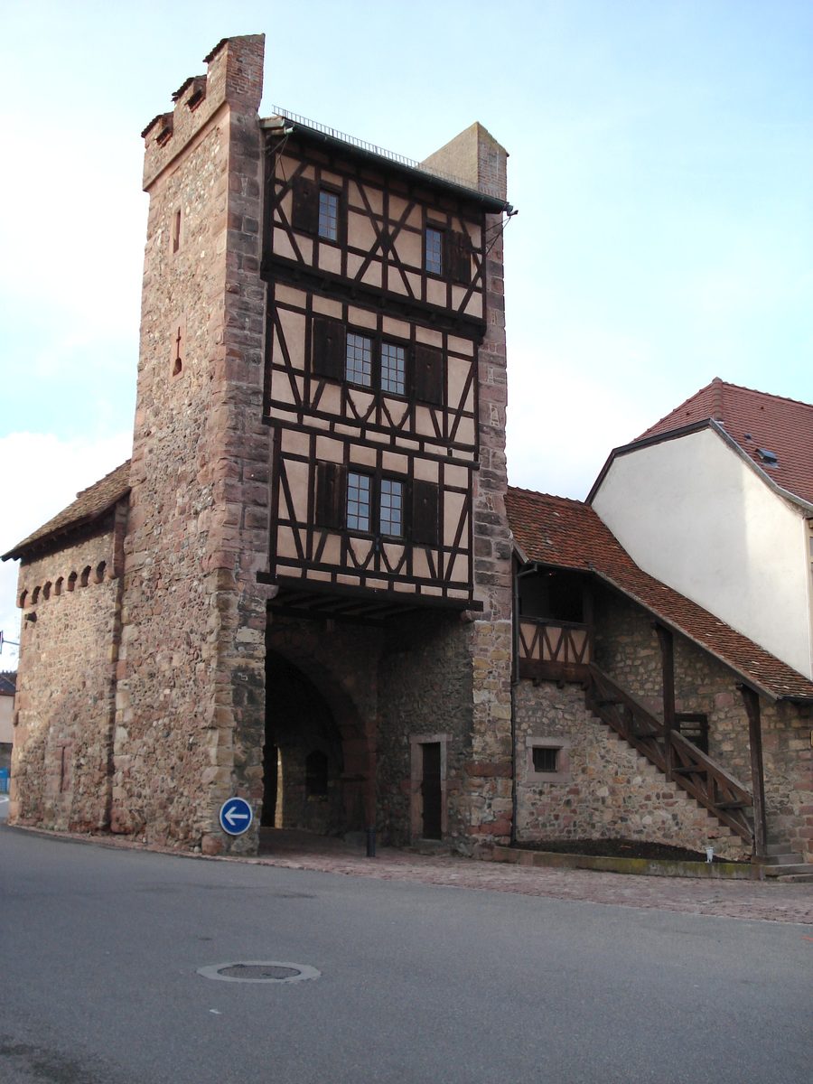Porte de Thann, ein mittelalterliches Stadttor in Cernay im Haut-Rhin