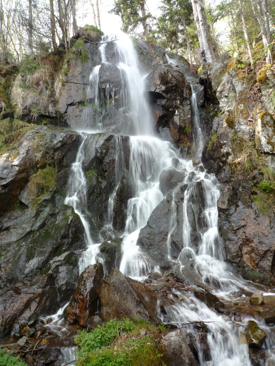 Cascade du Creuzweg, aussi appelée cascade du Hohwald ou cascade de l’Andlau, dans une forêt vosgienne