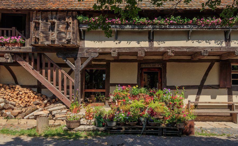 Rekonstruiertes elsässisches Fachwerkhaus im Écomusée d’Alsace in Ungersheim