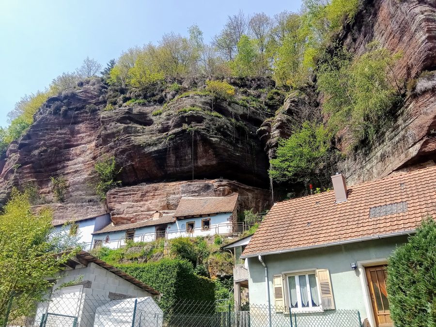 Historische Felsenhäuser von Graufthal in Eschbourg im Elsass