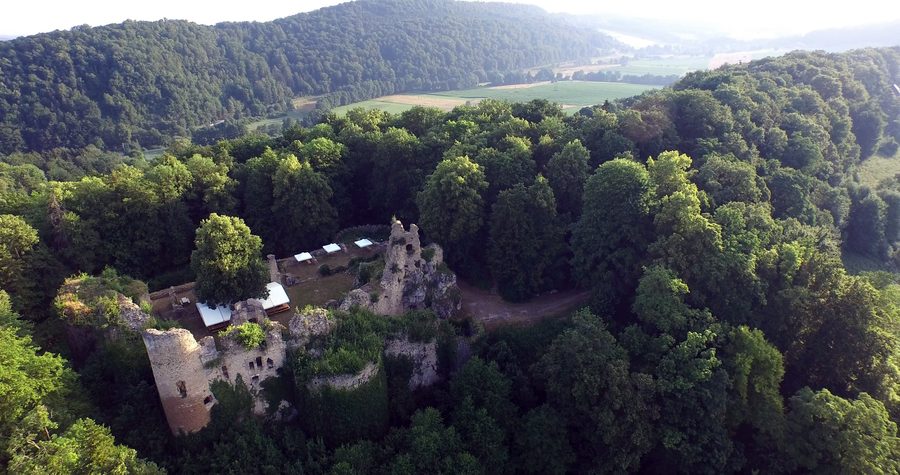 Burgruine des Château de Morimont mit dem Tal in Richtung Oberlarg im Hintergrund