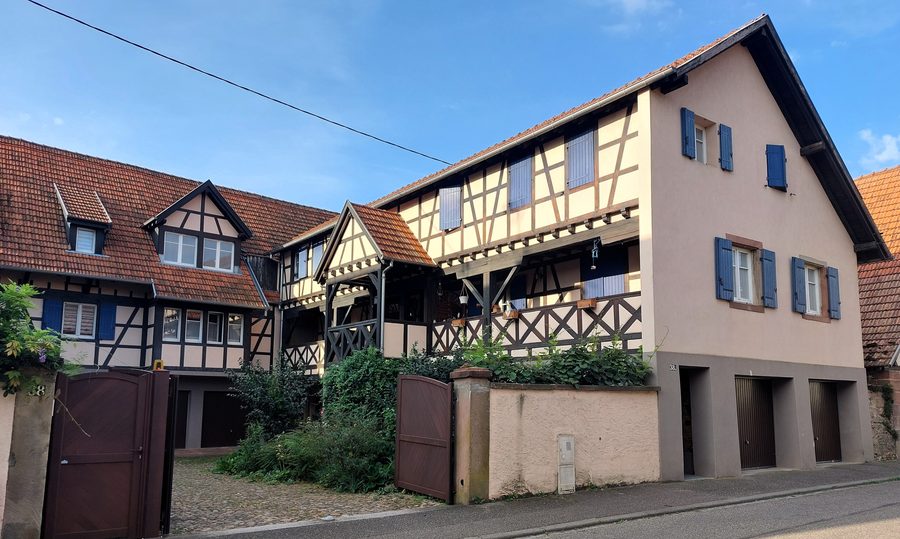 Fachwerkhaus in der Rue principale in Olwisheim im Elsass