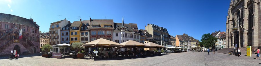 Panoramablick auf den Place de la Réunion in Mulhouse mit Rathaus und Temple Saint-Étienne