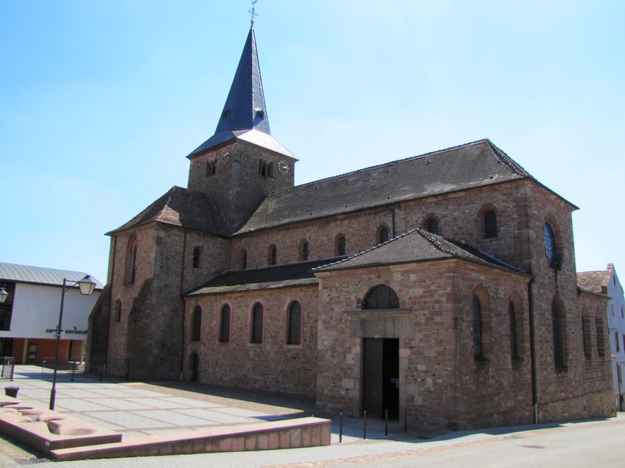 Außenansicht der historischen Kirche Saint-Martin-et-Saint-Arbogast in Surbourg