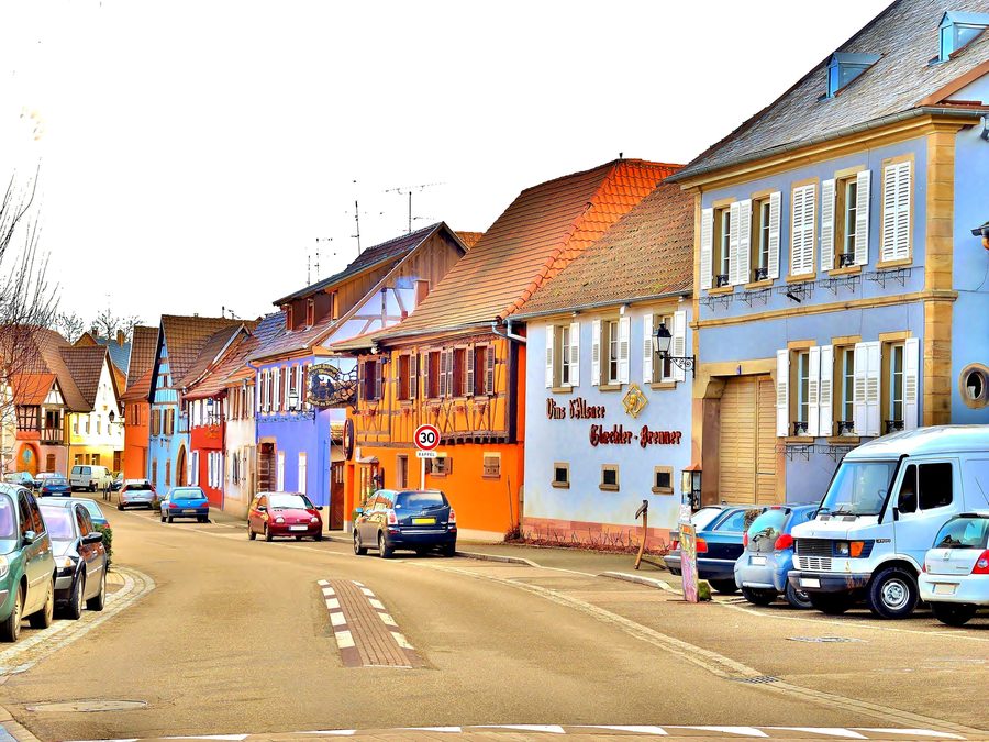 Hauptstraße von Gertwiller im Département Bas-Rhin