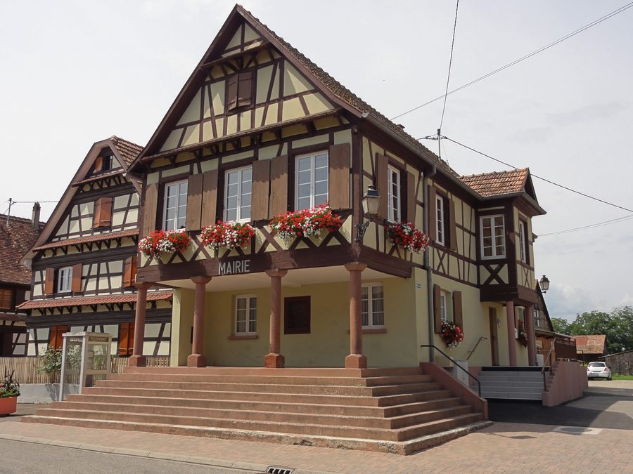 Rathaus von Uttenheim im Bas-Rhin an der Rue Principale