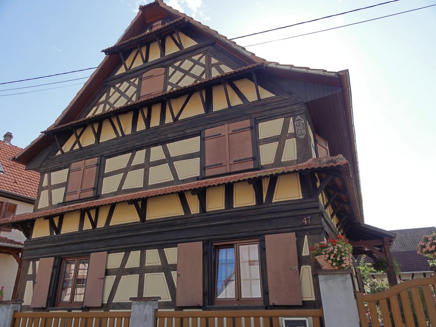 Traditioneller Fachwerkhof aus dem 18. Jahrhundert in der Rue du Général-de-Gaulle in Lipsheim