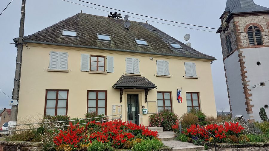 Rathaus in Vœllerdingen neben der Kirche