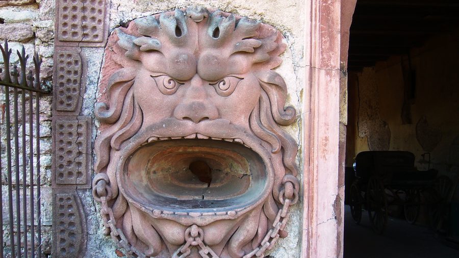 Historischer Eingangsbereich des Château de Thanvillé in Thanvillé