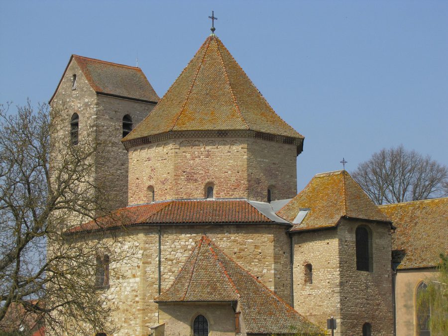 Außenansicht der oktogonalen ehemaligen Abteikirche von Ottmarsheim