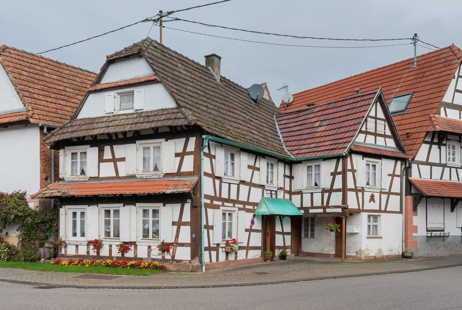 Historisches Gebäude in der Rue Principale von Hunspach im Nordelsass