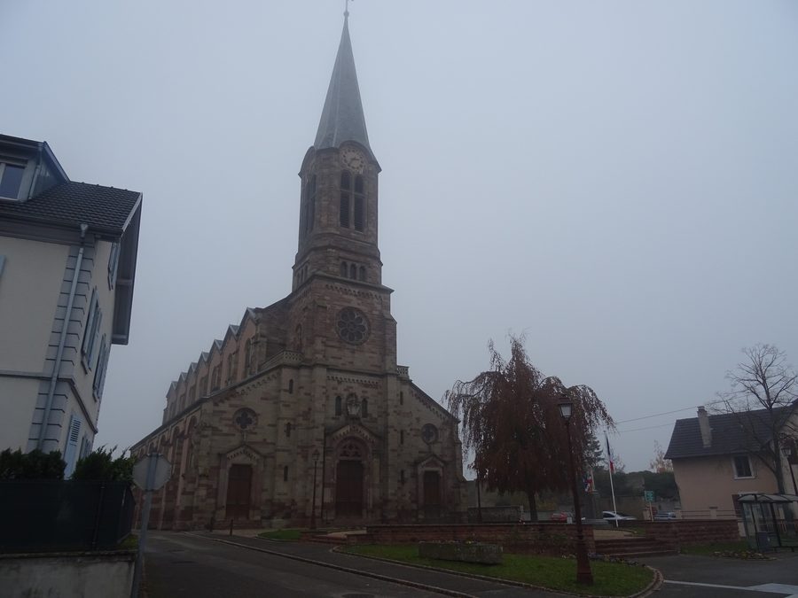 Église Saint-Léger de Dessenheim, avec son clocher imposant