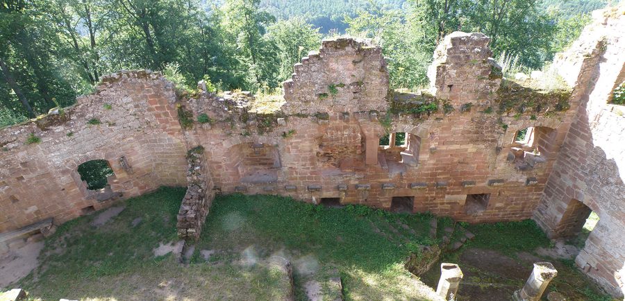 Château du Nouveau-Windstein, palais inférieur, à Windstein en Alsace