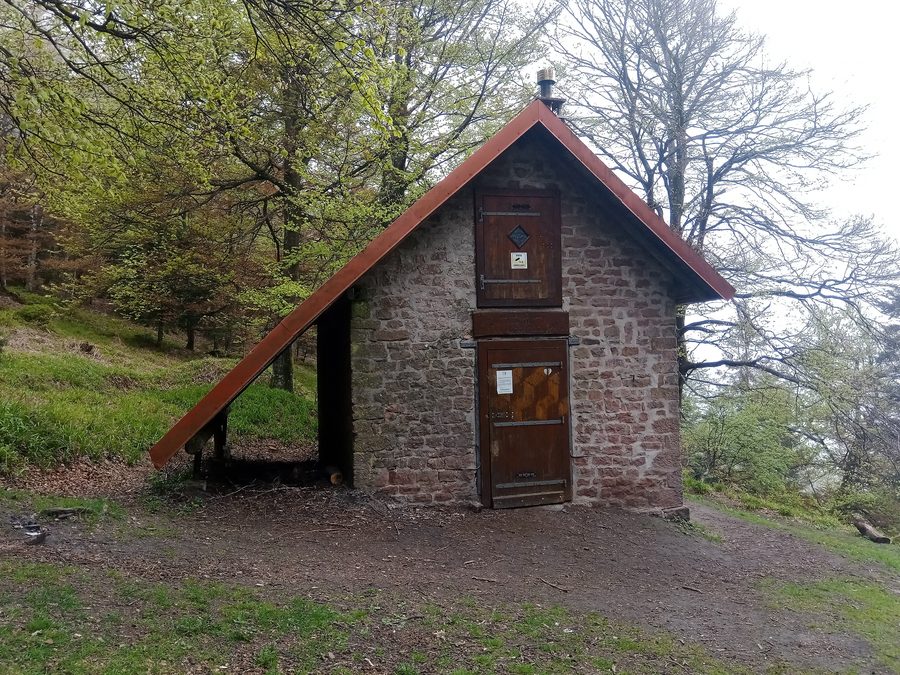 Schutzhütte am Schneeberg in Wangenbourg-Engenthal vor bewaldeter Höhenlandschaft