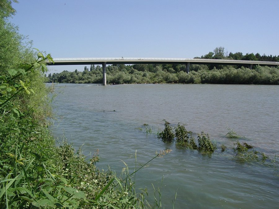 Straßen- und Fußgängerbrücke über den Rhein bei Fessenheim