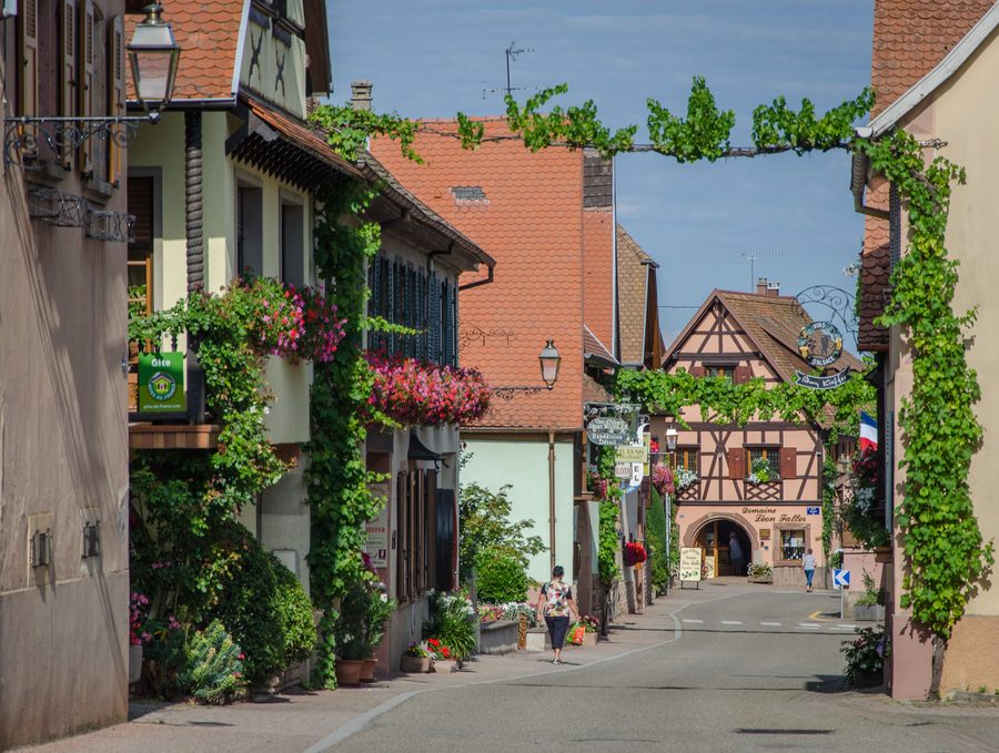 Straße in Itterswiller an der Elsässer Weinstraße mit Weinbergen und Weinkellern