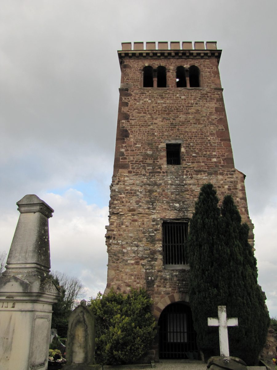 Historischer Gloeckelsbergturm auf dem Gloeckelsberg bei Blaesheim im Elsass