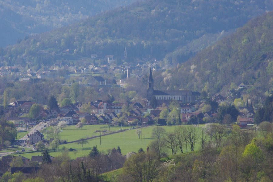 Vue générale du village de Moosch (Haut-Rhin) dans son paysage vosgien