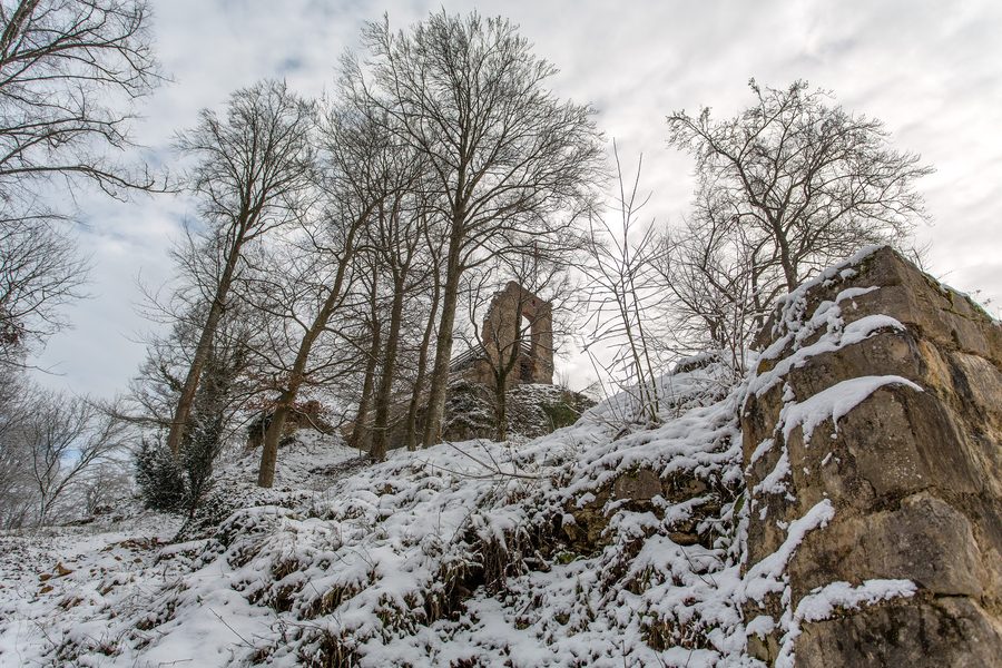 Burgruine Château de Ferrette oberhalb der Stadt Ferrette im südlichen Elsass