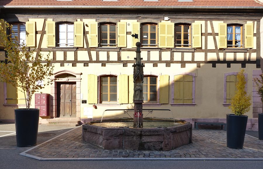 Gotischer Brunnen in Beblenheim im Elsass