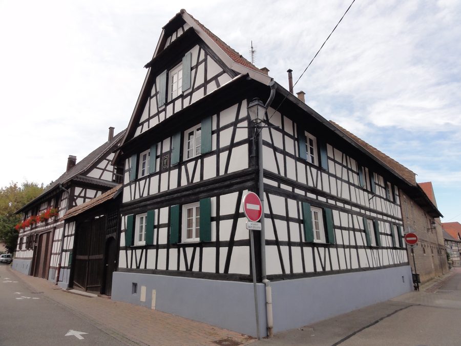 Historischer elsässischer Fachwerkhof in der Rue des Bergers in Vendenheim