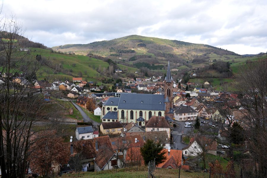 Blick von Süden auf Lapoutroie im Elsass vor der Landschaft der Vogesen