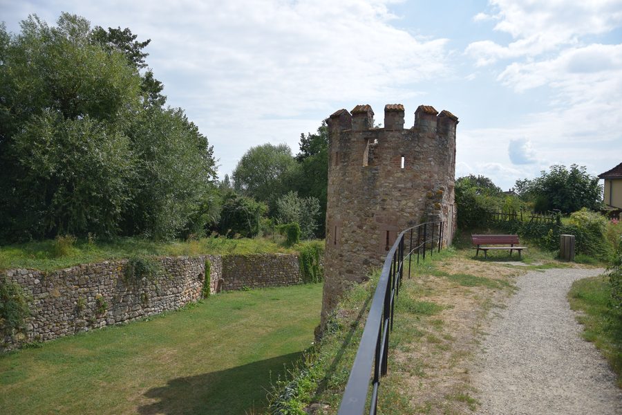 Erhaltene Stadtmauer und Stadttor in Bergheim im Haut-Rhin
