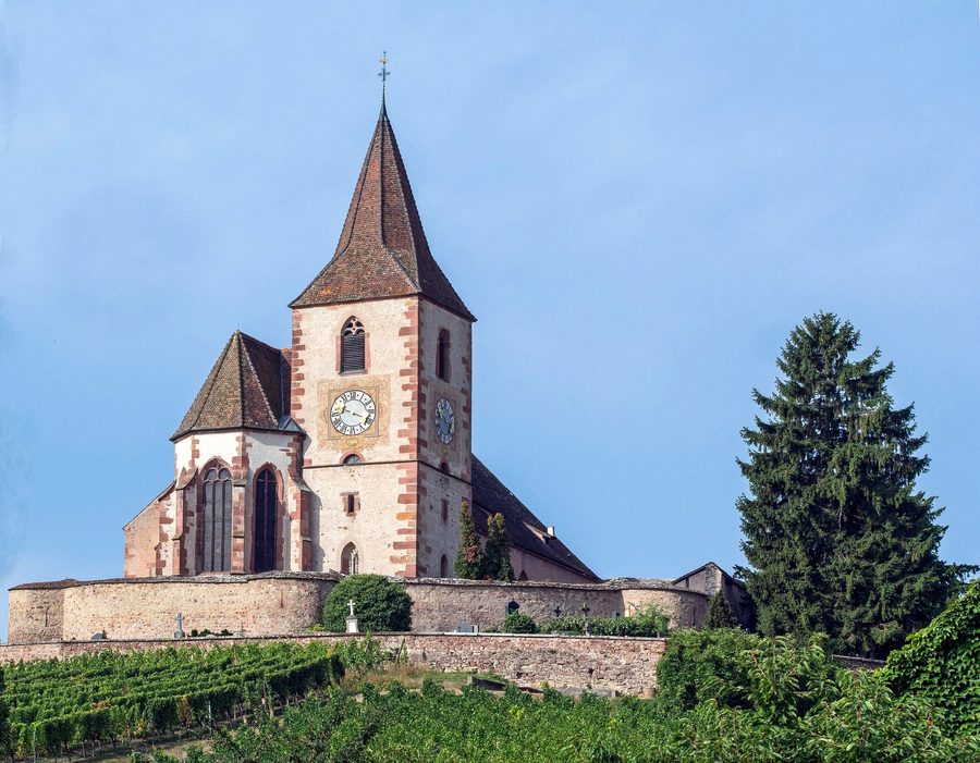 Befestigte Kirche von Hunawihr im Elsass
