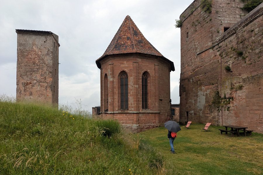 Uhrturm, Kapelle und zentraler Burgfelsen des Château de Lichtenberg im Elsass