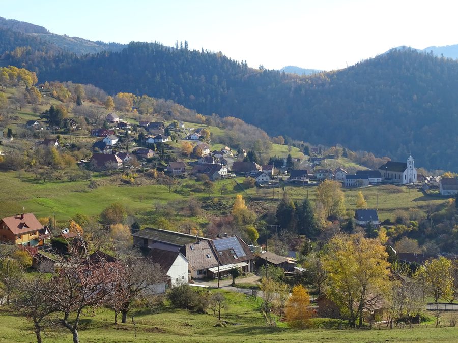Kirche Saint-Sébastien und das Dorf Geishouse im Haut-Rhin
