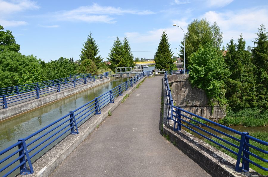 Kanalbrücke des Rhein-Rhône-Kanals über die Largue bei Dannemarie im Sundgau