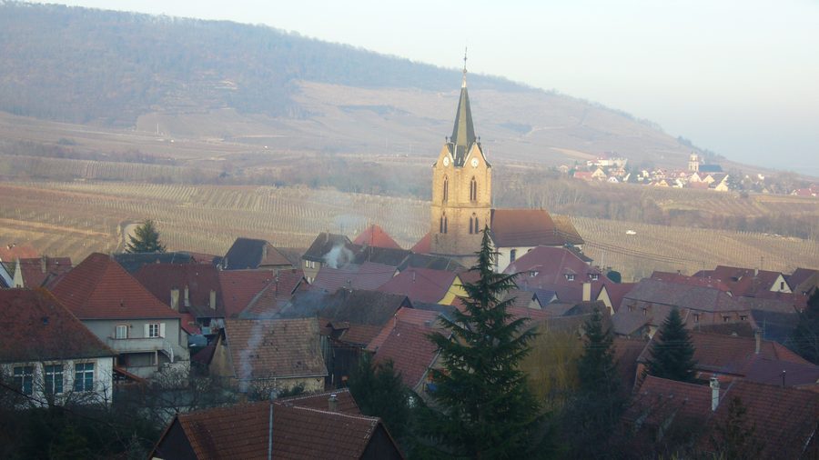 Rodern mit dem Dorf Saint-Hippolyte im Hintergrund