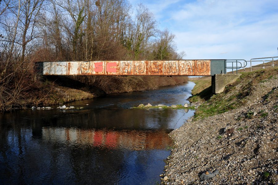 Fußbrücke über einen Entwässerungskanal nahe Schœnau im Elsass