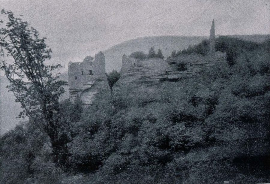 Blick auf die Ruine des Château de Wasigenstein bei Obersteinbach