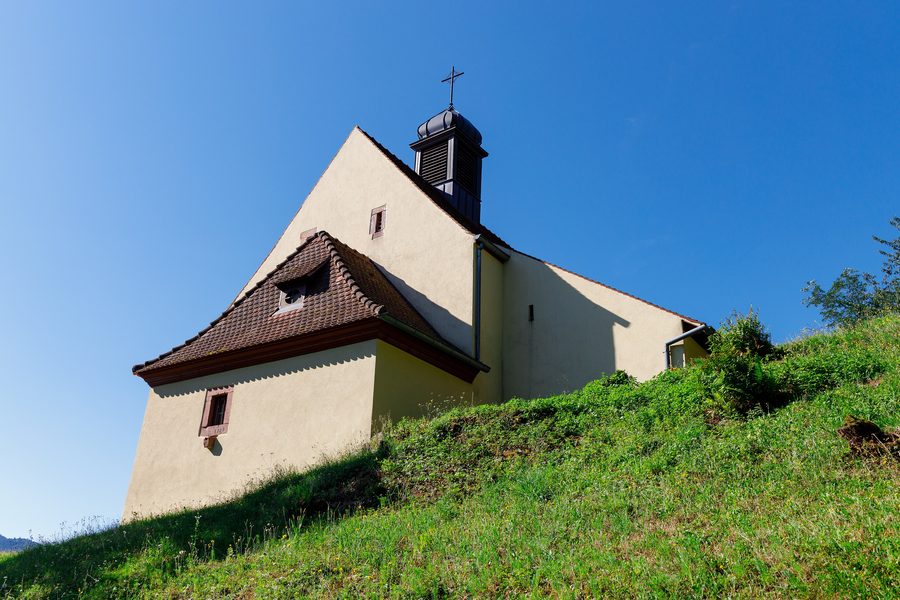 Vue générale de la chapelle Sainte-Croix à Wihr-au-Val depuis le nord-est