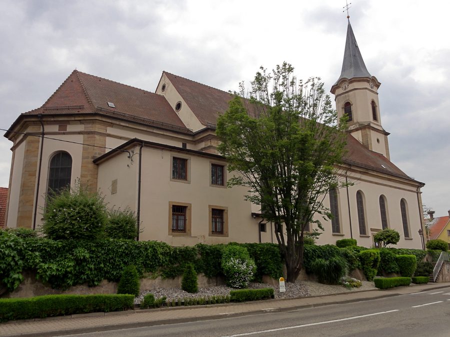 Außenansicht der Kirche Saint-Louis in Duttlenheim im Elsass