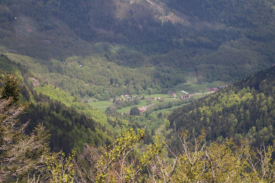 Urbès im engen Tal der Vogesen, gesehen von der Tête du Rouge Gazon