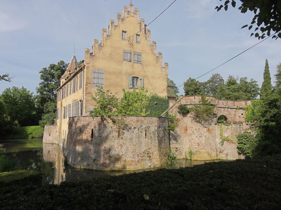Gesamtansicht des Château des Zorn de Bulach mit Wassergräben in Osthouse