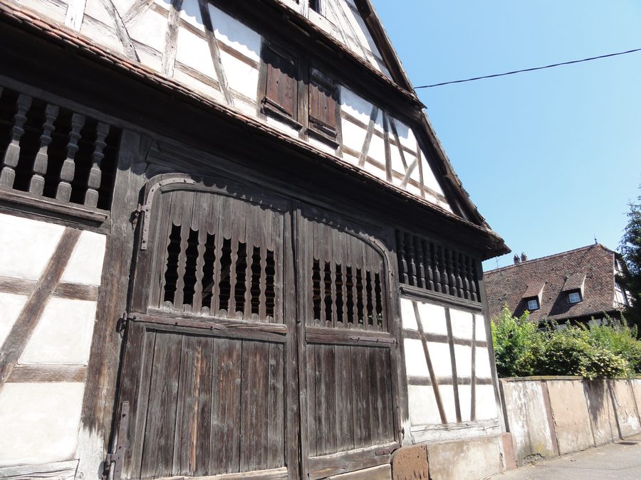 Historische elsässische Hofanlage in der Rue de la République in Hœrdt