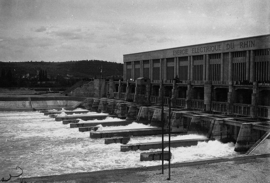 Vue générale de l'usine hydro-électrique de Kembs