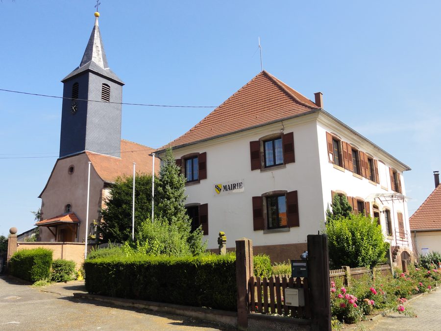 Mairie et Église Saints-Pierre-et-Paul à Dossenheim-Kochersberg