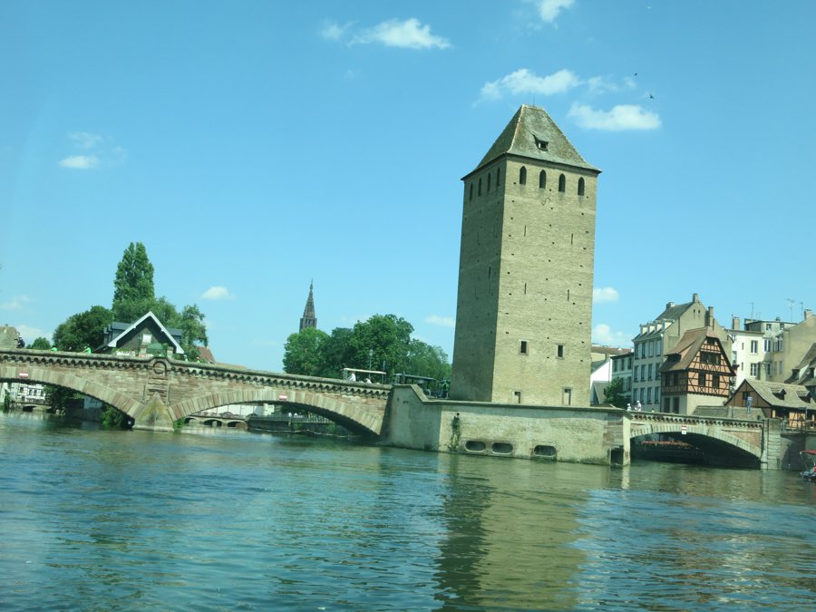 Steinerne Brücke und Turm über der Ill in Strasbourg