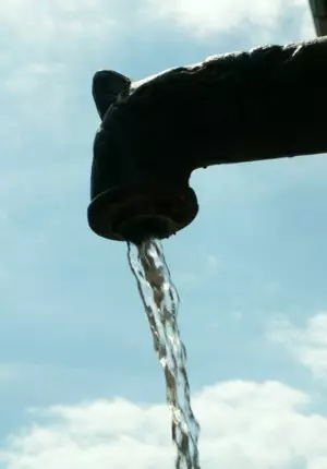 Klar, rein und frisch und an jedem Dorfbrunnen gratis zu bekommen - Wasser im Elsass