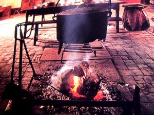Suppenkessel und offenes Feuer in einer Ferme Auberge
