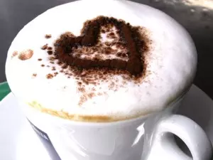 Frühstückskaffee mit Milch und viel Liebe zubereitet