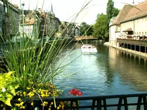 Bootsfahrt auf der Ill durch die Altstadt in Strasbourg